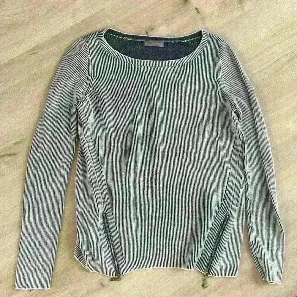 Evolution sweater size small with zippers